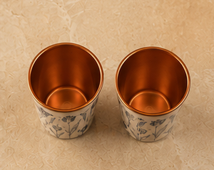Juego de Botella y Taza de Agua de Cobre con Diseño de Tulipanes Azules, Botella de Cobre con Estampado Floral de Lujo con Vasos a Juego, Diseño Artesanal - Product Image 4