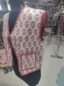 Chaleco Acolchado Floral para Mujer, Chaqueta sin Mangas con Cuello en V y Bolsillos, Estilo Primavera en Algodón Tejido, REGALO PARA ELLA - Product Image 3