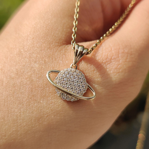 Collier pendentif Saturne plaqué or 18 carats de luxe avec incrustation de strass en cristal, chaîne en boîte, bijoux pour femmes à porter au quotidien - Product Image 1