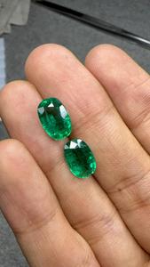 Paire assortie de pierres précieuses vertes en émeraude naturelle taille coussin de 6,43 ct, facettées, certifiées par un tiers, avec jeu de couleurs - Product Image 2