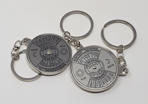Porte-clés Calendrier Vintage Argenté, Calendrier Perpétuel 50 Ans, Porte-clés Calendrier de Poche Portable en Métal, Détecteur de Date - Product Image 2