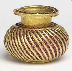 Gloriosa Lota de latón dorado con patrones tradicionales en alto relieve. Acabado y tacto brillantes disponibles a precios de mayorista. - Product Image 6