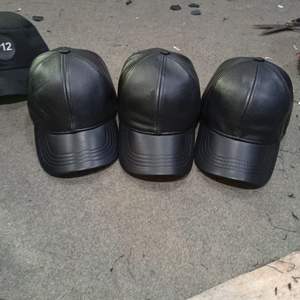 Présente un casquette de bureau générale, un couvre-chef formel porté par les officiers de haut rang. - Product Image 4