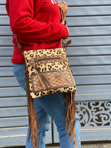 Nouvel arrivage de sacs à main à franges en cuir et fourrure d'animaux de style occidental Sac à bandoulière imprimé léopard Sacs de sculpture usinés à la main Vêtements de fête pour femmes - Product Image 4