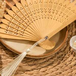 Ventilador de madera natural pintado a mano, moderno, con mango suave y redondeado, textura hecha a mano, ligero y reutilizable. - Product Image 3