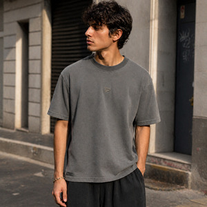 Camiseta de Hombre Estilo Urbano Color Gris Humo, Texturizada, Corte Recortado, Oversize, Tejido Jacquard de 240 GSM, Marca Dravelle Industry - Product Image 6
