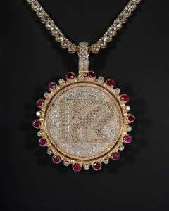 Pendentif médaillon à sertissage rond personnalisé avec diamant Moissanite et accents de rubis rouges, breloque lettre alphabet, bijoux unisexe - Product Image 1