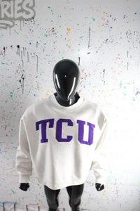 Sudadera de Cuello Redondo TCU Blanca con Estampado de Letras Moradas Unisex Corte Regular de Algodón Tejido para Otoño URBAN PRODUCTIONS - Product Image 4