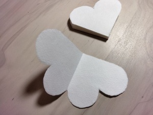 Tarjetas de felicitación de papel con forma de corazón al por mayor con asa para soluciones de embalaje, tarjetas de agradecimiento de 2 x 3 pulgadas, hechas a mano con papel. - Product Image 1