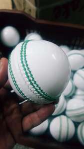 Balles de cricket blanches de haute qualité, cousues à la main, en cuir, best-seller, vente en gros, balles en cuir rigides pour les matchs d'équipe - Product Image 3