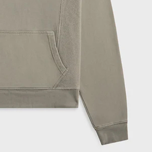 Hoodie au design tendance, fiable, confortable et respirant, avec un look minimaliste et élégant, idéal pour les journées fraîches, conception OEM. - Product Image 4