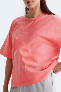 T-shirt ample respirant pour femme, col rond, couleur corail unie, dernier design, fabriqué au Pakistan - Product Image 6