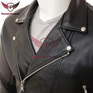 Veste en cuir véritable noir pour homme, coupe ajustée, style motard, asymétrique, avec fermeture éclair croisée, en cuir de vachette, boucle latérale, classique et personnalisable - Product Image 2