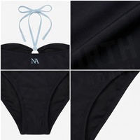 Maillot de bain une pièce noir pour femme NORMA APPAREL avec appliques marguerites bleu clair, encolure halter, tissu extensible