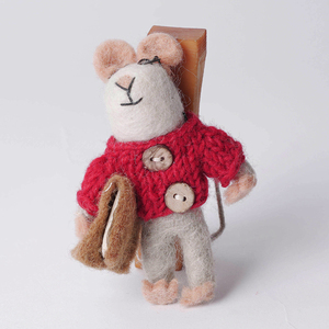 Jouet en peluche en feutre fait main en forme de souris avec un pull rouge tricoté et un ornement en forme de fromage - Product Image 3