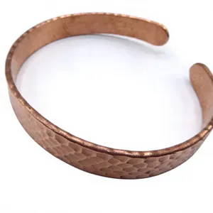 Brazalete Abierto de Cobre Puro Vintage, Martillado a Mano con Superficie Texturizada, Ajustable, Moderno, de Metal - Product Image 2