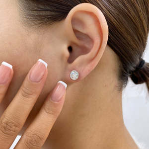 Boucles d'oreilles de luxe en diamant de laboratoire rond brillant de 2 carats, montées en clos, certifiées IGI, en or 10K, 14K, 18K, vente en gros - Product Image 2