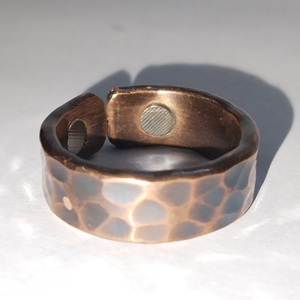 Bague magnétique artisanale en cuivre texturé avec motif croix gravé, bande magnétique en cuivre pur à vendre - Product Image 3