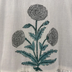 Chemisier en coton écologique imprimé à la main motif floral, col en V, manches 3/4, ourlet à volants en dentelle fait main, lavable, infroissable, taille naturelle - Product Image 4