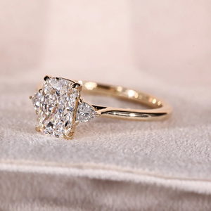 Anillo de compromiso y boda de diamantes de corte cojín largo de tres piedras de 1.70 quilates, cultivados en laboratorio, joyería de anillo de eternidad de oro vermeil de 14k - Product Image 5