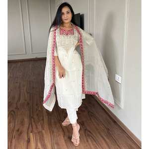 Ensemble haut-bas et dupatta en mousseline de soie Designer XL avec broderie de sequins et manches trois-quarts - Product Image 5