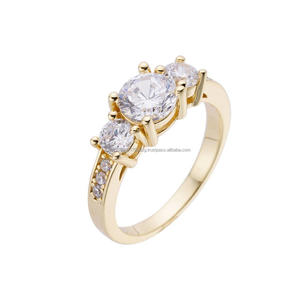 Anillo de tres piedras de plata 925 con diamante cultivado en laboratorio, tono dorado, joyería elegante para compradores mayoristas. - Product Image 1