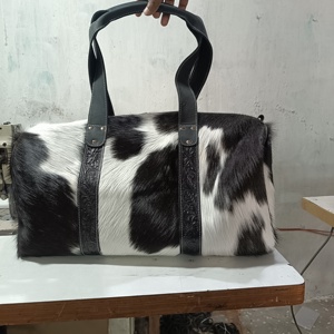Bolsa de Viaje de Cuero Genuino con Estampado de Piel de Vaca, Negra y Blanca, con Dos Asas, Estilo Vintage, para Mujer - Product Image 1