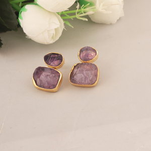 Boucles d'oreilles pendantes géométriques en améthyste violette, laiton plaqué or 18 carats, serti clos, fermeture à bouton-poussoir, pierre brute, style ethnique unique et affirmé - Product Image 2