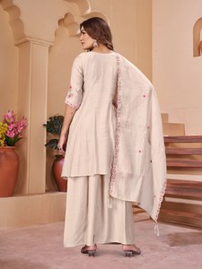 Ensemble Kurti Anarkali traditionnel pour femmes en Chanderi marron avec broderie florale, pantalon palazzo extensible, sans plis, séchage rapide - Product Image 5