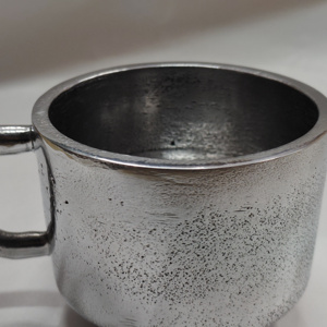 Mug en aluminium texturé de style industriel moderne, tasse à café en métal artisanale vintage pour la décoration de la maison et les articles de bar - Product Image 5