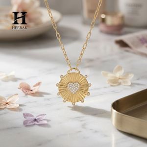 Collar con Colgante de Corazón Medallón Sunburst, Diamantes CZ Radiantes, Cadena de Eslabones Tipo Paperclip, Joyería para Mujer - Product Image 2