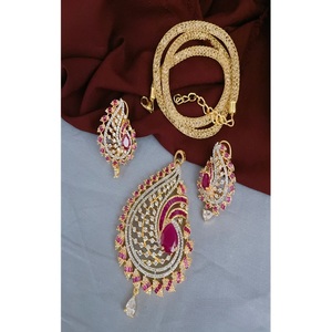 Parure Collier Pendentif et Boucles d'Oreilles en Laiton Plaqué Or avec Pierres de Zircon de Qualité Supérieure, Style Tendance pour Mariage, pour Femme - Product Image 1