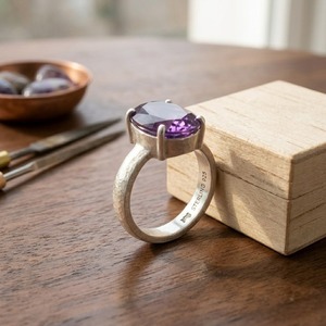 แหวนค็อกเทลเงินแท้ 925 สำหรับผู้หญิง ประดับด้วยพลอยแอมะทิสต์ทรงแปดเหลี่ยมเจียระไนแบบธรรมชาติ ตัวเรือนแบบหนามเตย สไตล์ดั้งเดิม เหมาะสำหรับงานแต่งงานแบบคริสเตียน - Product Image 2