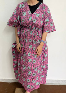 Vestido Kaftan de Algodón Estampado a la Moda con Motivos Florales Artísticos y Estilo Relajado - Product Image 3