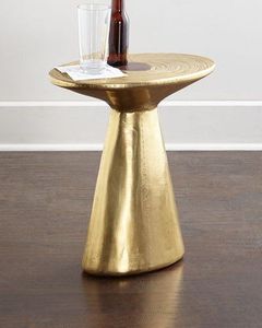 Table d'appoint décorative en métal avec finition dorée et surface en verre, idéale pour un style d'intérieur moderne - Product Image 2