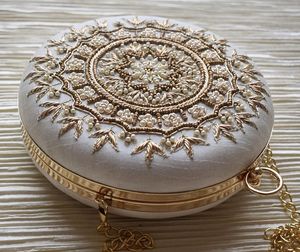 Pochette de soirée classique pour mariée, richement brodée de perles et de diamants, avec chaîne, forme boîte, cadre métallique Lowellcraft - Product Image 6