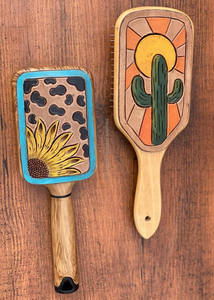 Cepillo de pelo de cuero grabado hecho a mano real con estilo occidental, accesorio para el cabello de usos diarios, novedad - Product Image 2