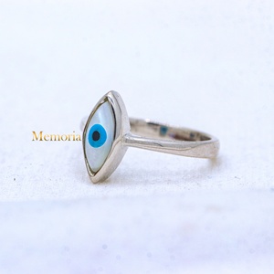 Bague en argent sterling 925 massif avec perle d'eau douce naturelle et œil porte-bonheur, collection Memoria Jewels - Product Image 5