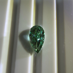 Diamant de laboratoire cultivé en forme de poire, vert vif fantaisie, 1 carat, taille brillant modifiée, SI1, certifié IGI, pierre précieuse non montée - Product Image 2