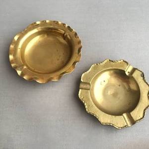 Cendrier de bureau rond en laiton vintage avec bord festonné, décoration d'intérieur - Product Image 1