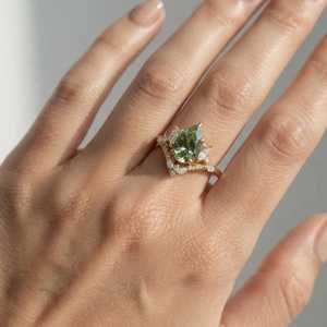 Anillo de Diamantes con Corte Pera Verde de 2.00Ct, Cultivados en Laboratorio, Oro Sólido de 14K, Regalo Romántico para Novia, Boda, Fiesta - Product Image 2
