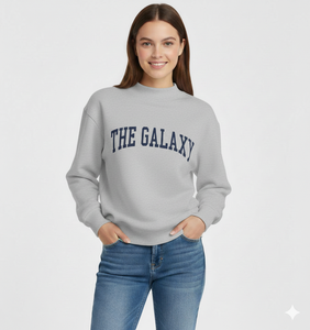เสื้อสเวตเชิ้ตคอกลมสีขาวสำหรับผู้หญิง พิมพ์ลายตัวอักษร Galaxy สไตล์ร่วมสมัย ใส่สบาย ทรงหลวม คอเต่า - Product Image 6