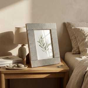 Cadre photo artisanal de luxe en résine multicolore et incrustations de os, motif abstrait fait main, dimensions personnalisées et table élégante - Product Image 4