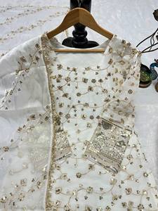Ensemble sharara crème de créateur avec broderie dorée, haut sans manches avec pantalon palazzo et dupatta - Product Image 4
