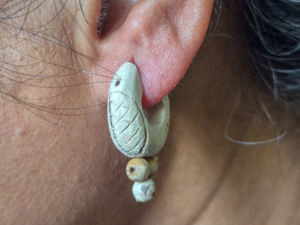 Pendientes Hechos a Mano con Tulsi Natural, Joyería Espiritual, Accesorios de Moda Étnica Ligeros, Unisex, Forma de Candado - Product Image 1