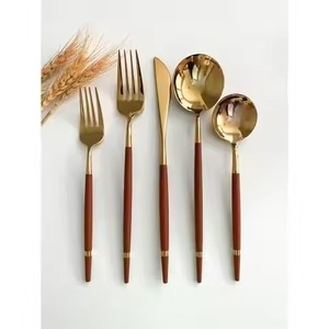 Ensemble de couverts en métal élégant pour table, cuillère, fourchette, ensemble de service, conçu pour les repas modernes et l'accueil élégant - Product Image 6