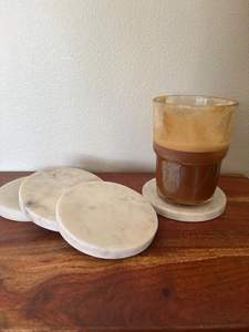 Ensemble de sous-verres ronds en marbre de style côtier, sous-verres en pierre faits à la main - Product Image 5