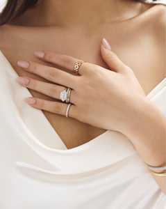 Anillo de compromiso de diamante cultivado en laboratorio East West Hexagon con engaste georgiano de púas, solitario minimalista, para propuesta de matrimonio, oro de 14K - Product Image 5