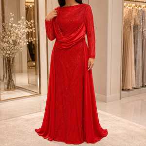 Robe de soirée longue rouge en satin perlé, coupe trapèze, avec cape drapée, silhouette fourreau et traîne Watteau, pour réception de mariage, soirée ou occasion formelle - Product Image 2