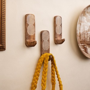 Cintres en bois de luxe pour hôtel, logo personnalisé, style européen, finition laquée haut de gamme, crochet chromé robuste - Product Image 1